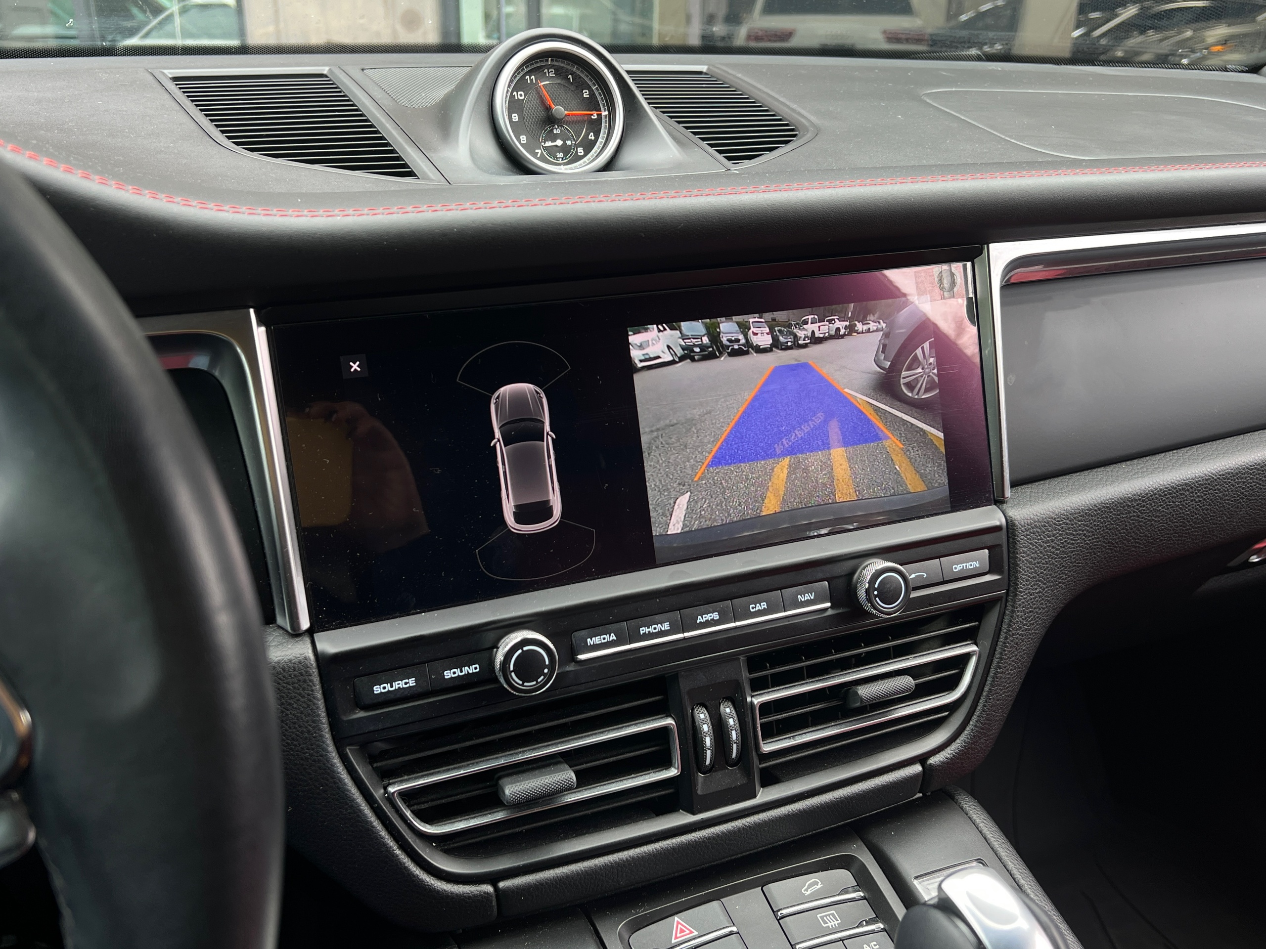 2020 Porsche Macan - Image 15